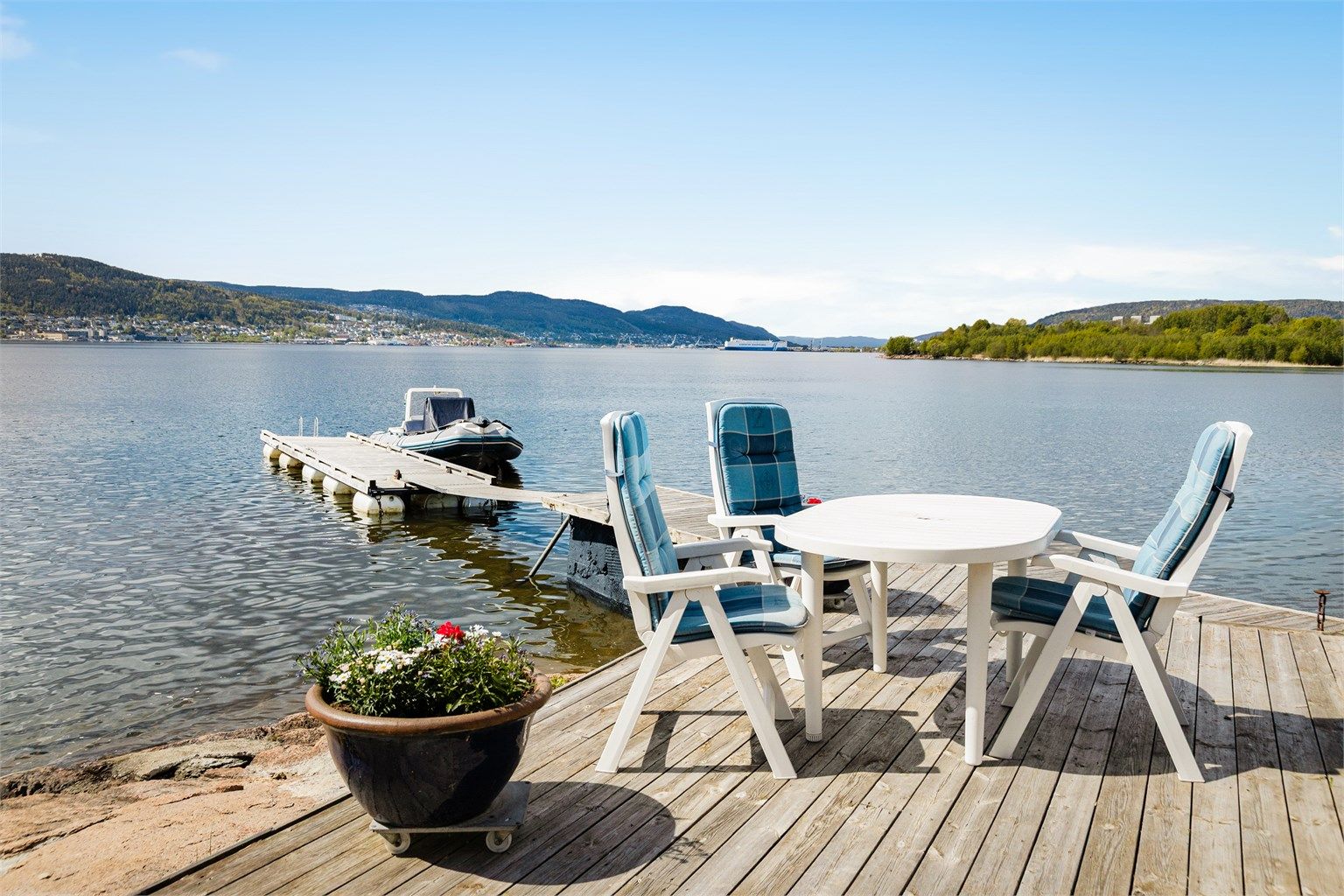 Det private bryggeanlegget (ikke byggemeldt) gir enkel tilgang til båtliv og bading i fjorden.