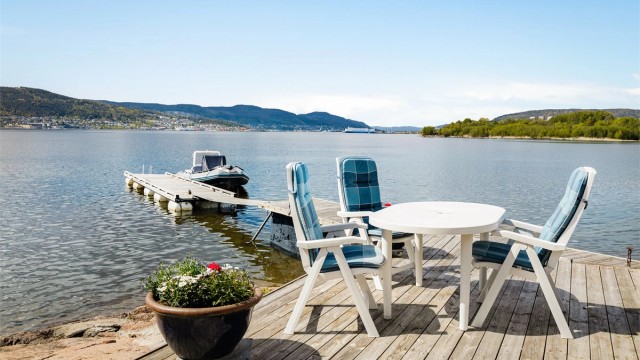 Det private bryggeanlegget (ikke byggemeldt) gir enkel tilgang til båtliv og bading i fjorden.
