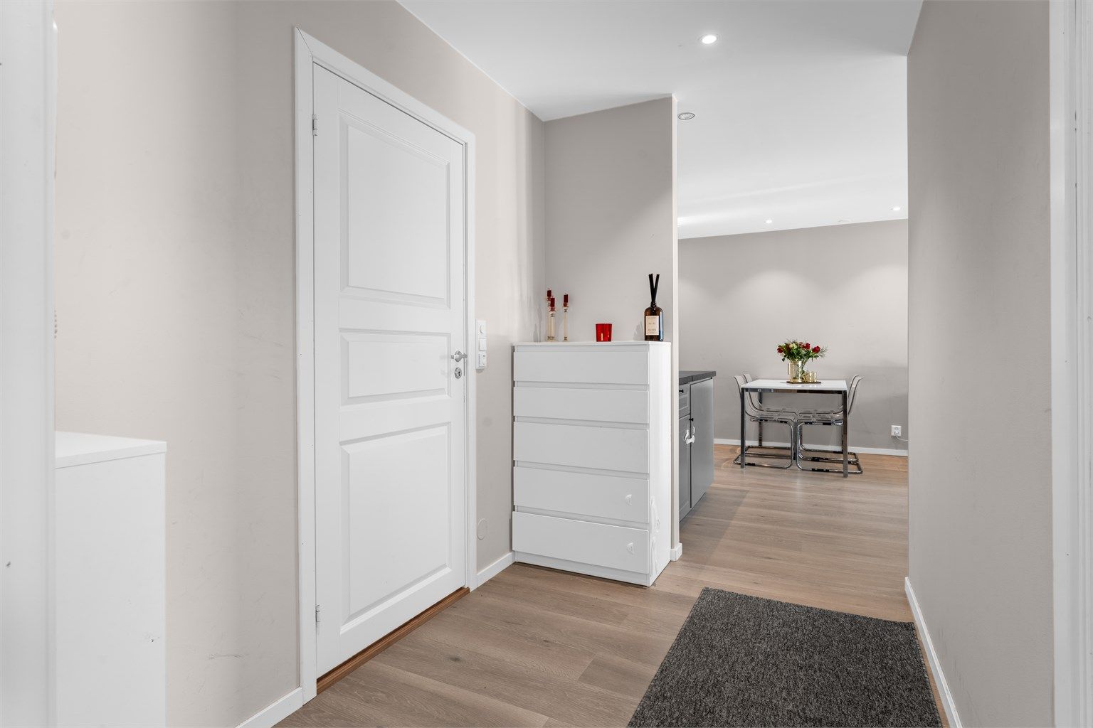 Entréen har plass til oppbevaring.