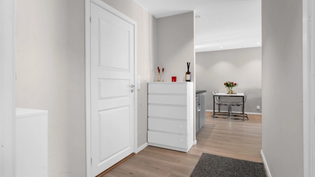 Entréen har plass til oppbevaring.