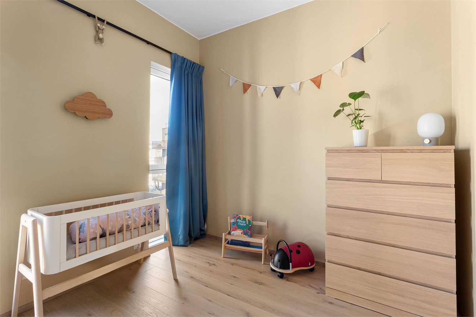 Soverom 2 er av god størrelse og passer perfekt som barnerom.