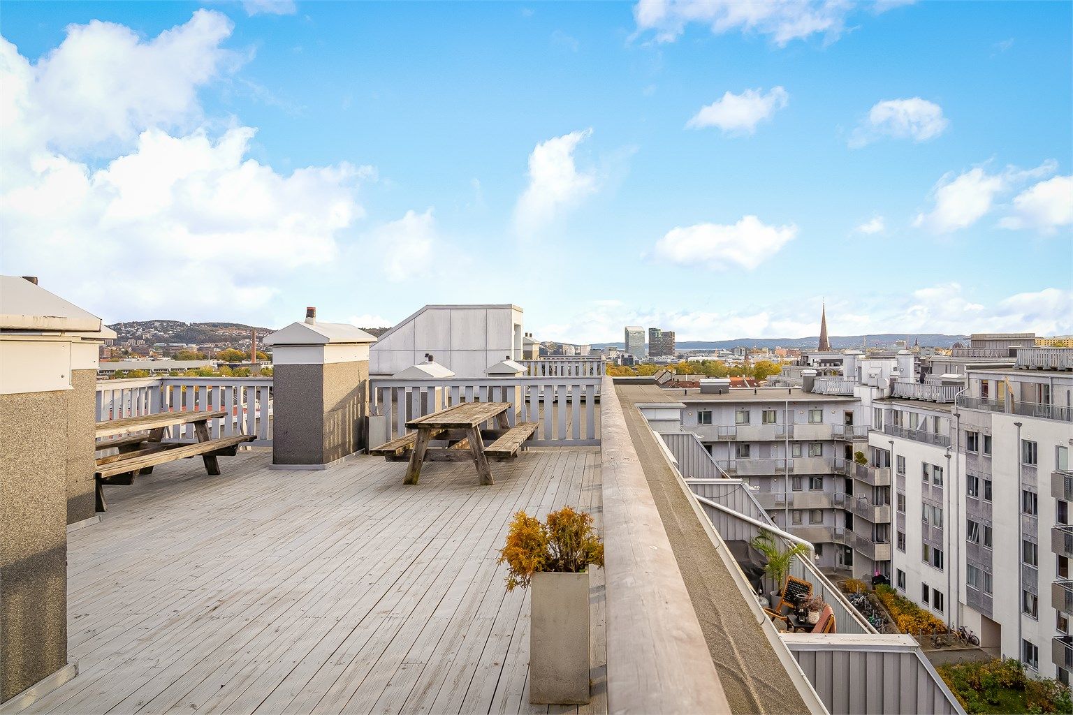 Felles takterrasse med nydelig utsikt over Oslo by og masser av sol