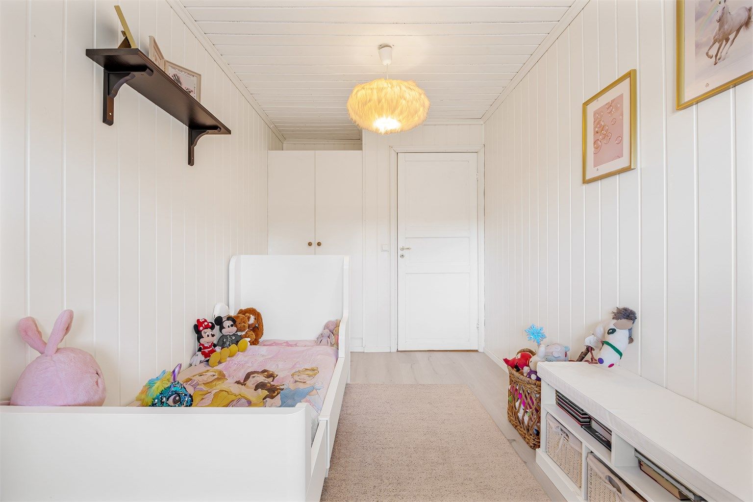 Innebygde garderobeskap gir god utnyttelse av plassen på soverommet.