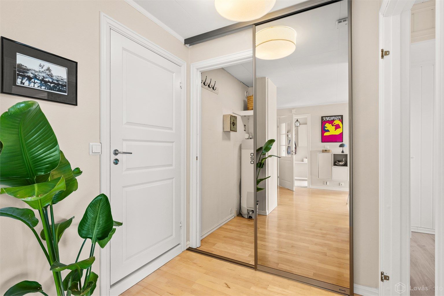 Entré med skyvedørsgarderobe for praktisk oppbevaring av yttertøy og sko.
