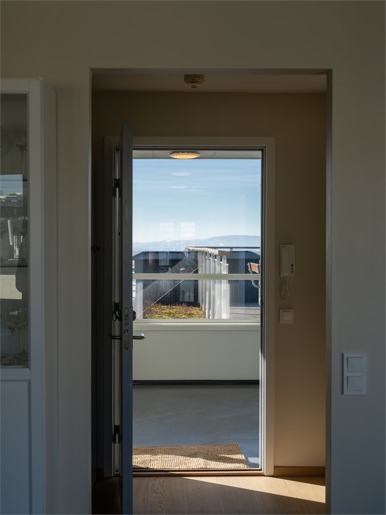 Fra gangen er det bare noen få meter til felles takterrasse med panoramautsikt og sol stort sett hele dagen. 
