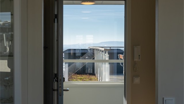 Fra gangen er det bare noen få meter til felles takterrasse med panoramautsikt og sol stort sett hele dagen.