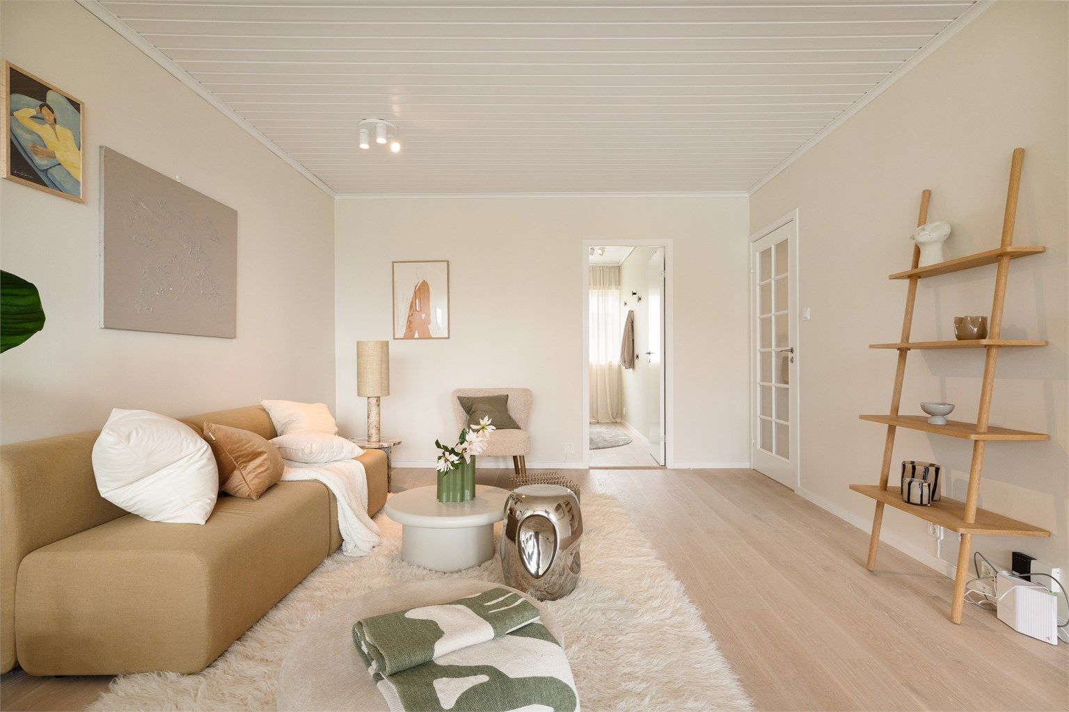 Stuen er romslig og lett å møblere, med plass til en stor sofagruppe.