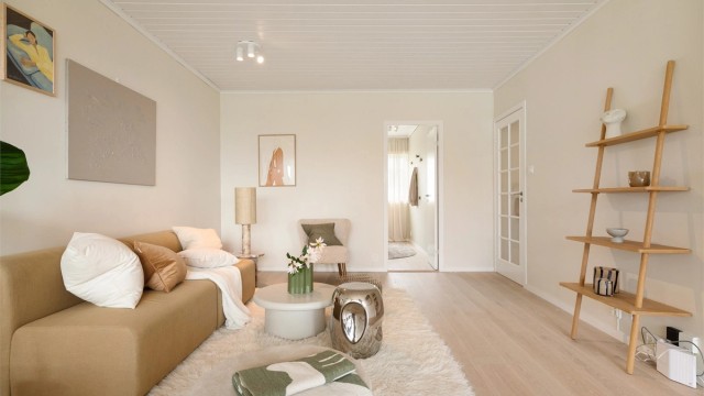 Stuen er romslig og lett å møblere, med plass til en stor sofagruppe.