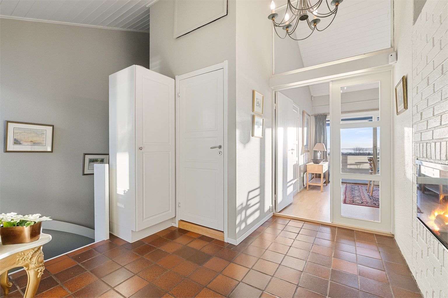 Hallen gir et lyst og luftig førsteinntrykk. Kneloft/hems over toalettrom/kjøkken har en gulvflate på ca. 9 kvm.