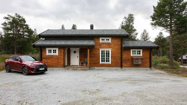 Fritidsbolig oppført i 2018, beliggende på en relativt flat tomt.