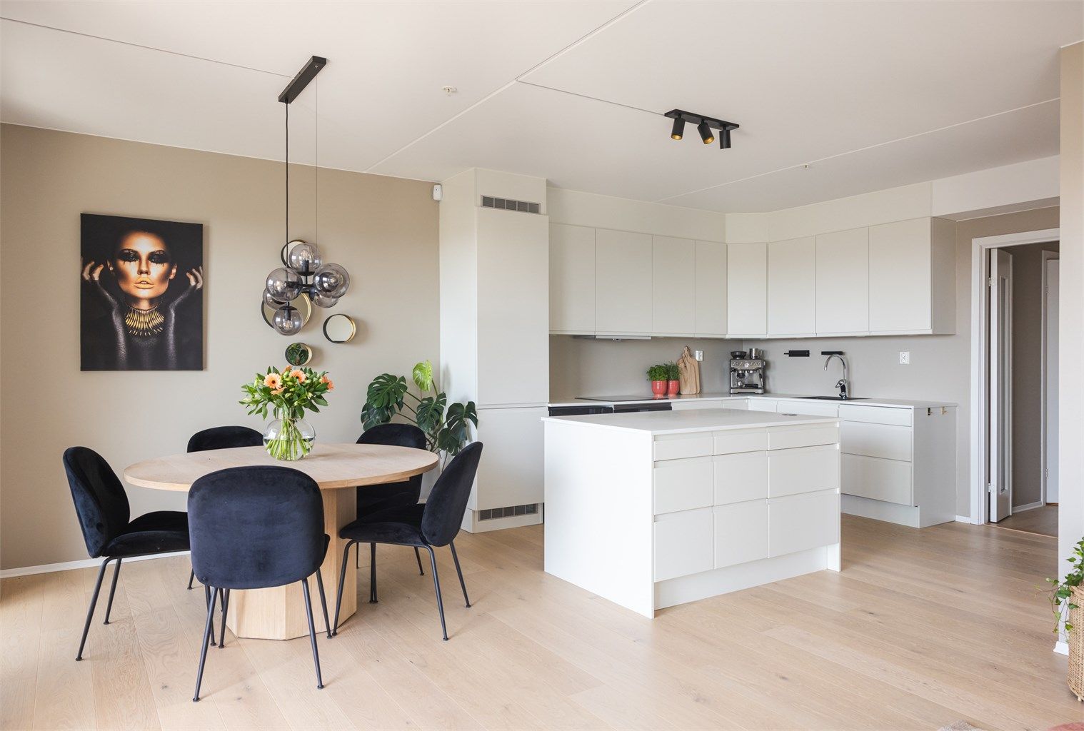 Leiligheten holder en høy standard med god planløsning, balkong på 17 kvm, 3 soverom og 2 bad.