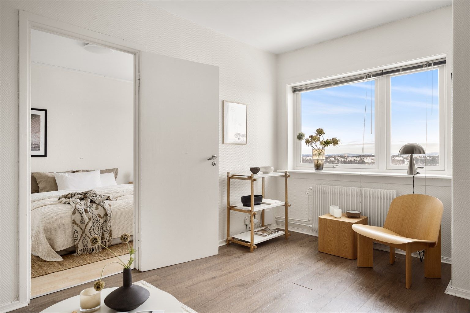 Oppvarming skjer via radiatorer, og varmtvann og fyring er inkludert i felleskostnadene.