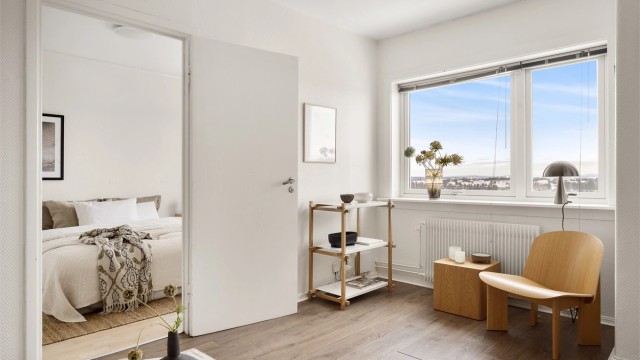 Oppvarming skjer via radiatorer, og varmtvann og fyring er inkludert i felleskostnadene.