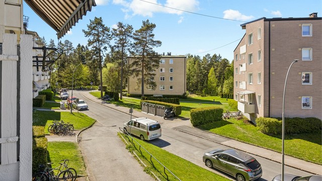 Fra leiligheten er det kun 4 minutters gange til Bergkrystallen T-banestasjon.