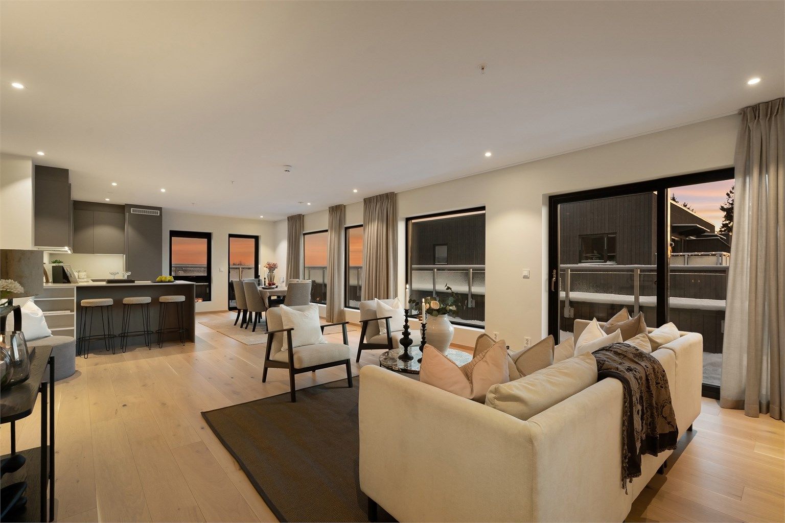 Dette er en rålekker og moderne 5-roms toppleilighet med vidstrakt utsikt utover Oslofjorden og Holmenkollen. Foto:Zovenfra AS