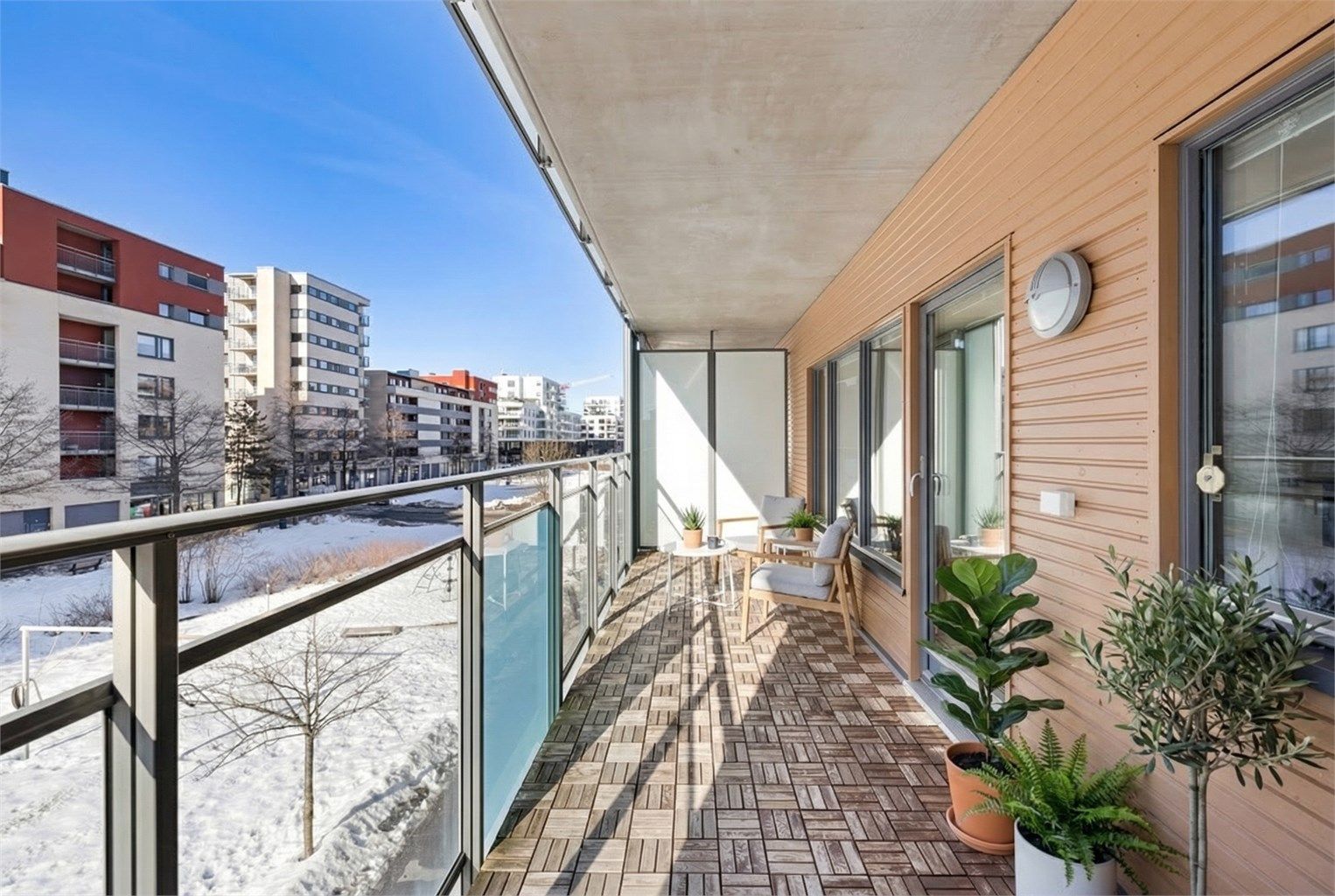 Balkongen fungerer som en forlengelse av stuen og er perfekt på varmere dager. Bildet er digital stylet.