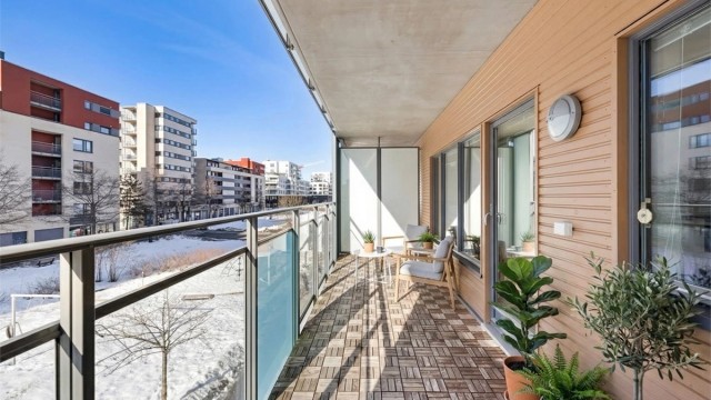 Balkongen fungerer som en forlengelse av stuen og er perfekt på varmere dager. Bildet er digital stylet.