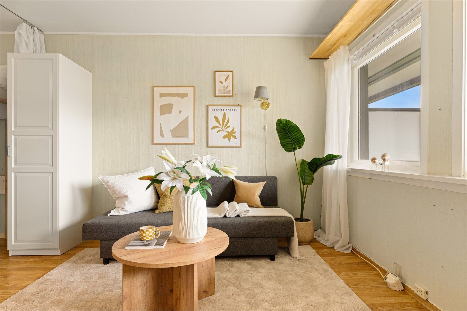 Rommet er enkelt å møblere med plass til sofagruppe. 