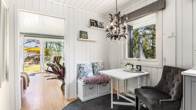 Skyvedør gir mulighet til å lukke av mellom stuen og kjøkkenet, eksempelvis ved matlaging eller for å begrense lyd til soverommene. Inntrukket dør gir en fin siktlinje til hagen.