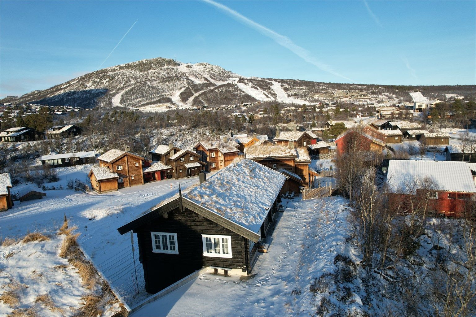Solrikt med kort vei til alle Hovdens fasiliteter. Skisenteret i bakgrunnen.