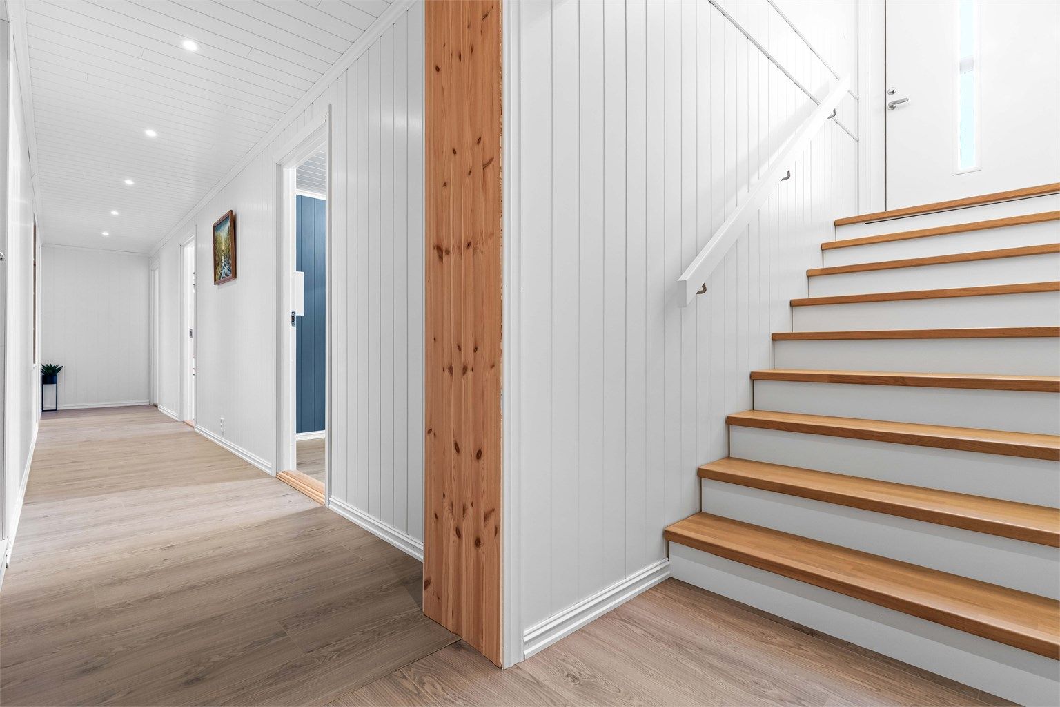 Om det skulle være interessant med utleie av underetasjen, så har underetasjen allerede egen inngang.