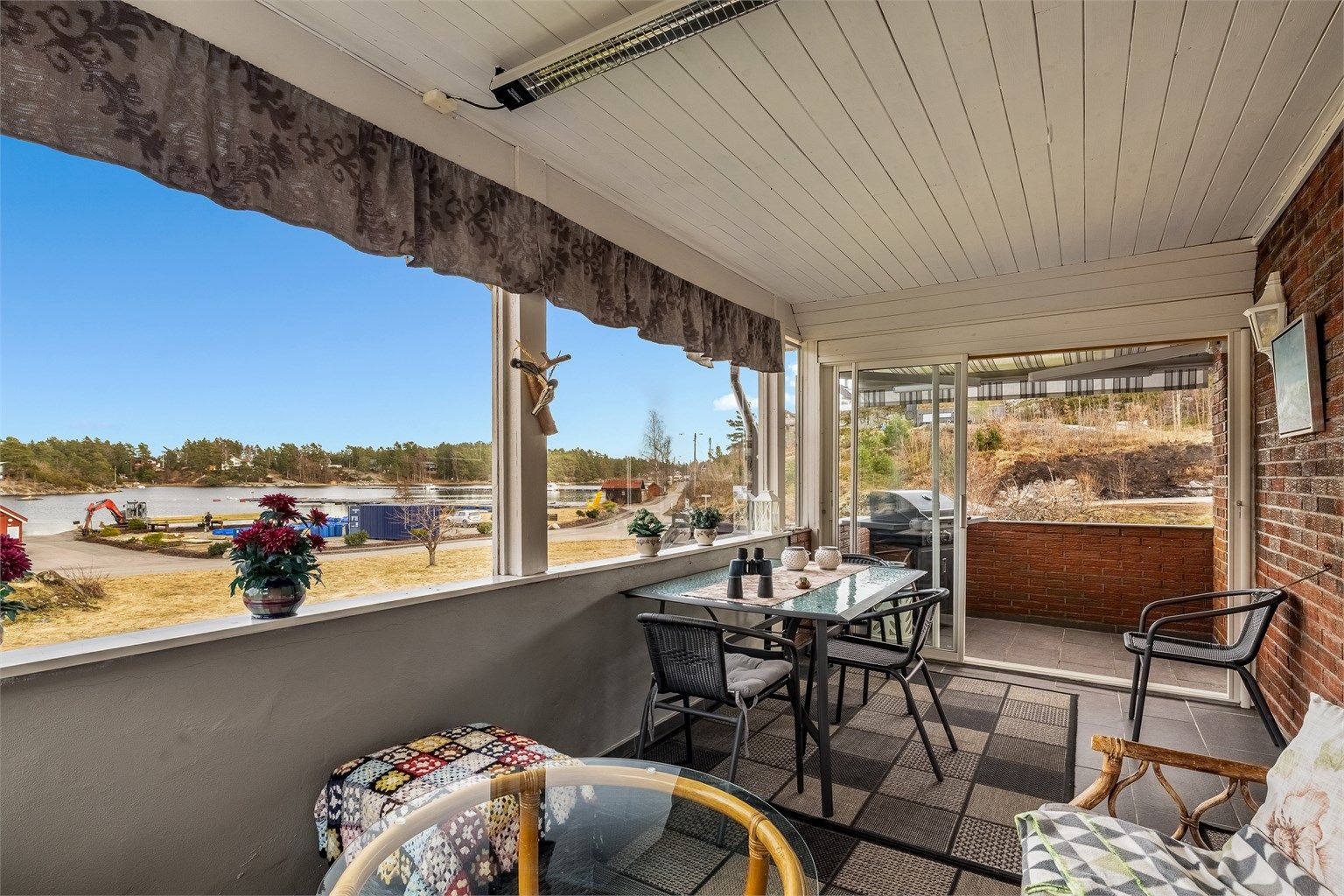 Overbygget uteplass, innrammet med glass.