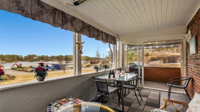 Overbygget uteplass, innrammet med glass.