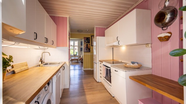 Kjøkkenet er utstyrt med frittstående komfyr, oppvaskmaskin, kjøleskap med frysedel og vaskemaskin.
