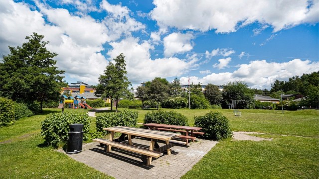Lunden er et attraktivt og familievennlig område, med en fin kombinasjon av moderne boligområder og grønne omgivelser.