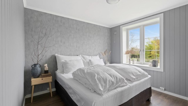 Hovedsoverommet ble sommeren 2023 oppgradert med nytt laminatgulv. Bilde er tatt fra forrige salg
