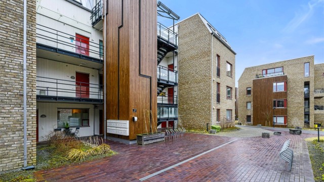 Felles tomt for Borettslaget er opparbeidet med asfaltert vei, gruslagte veier, diverse beplantninger, plenarealer, støpte veier og trapper, diverse støttemurer og lekeplass