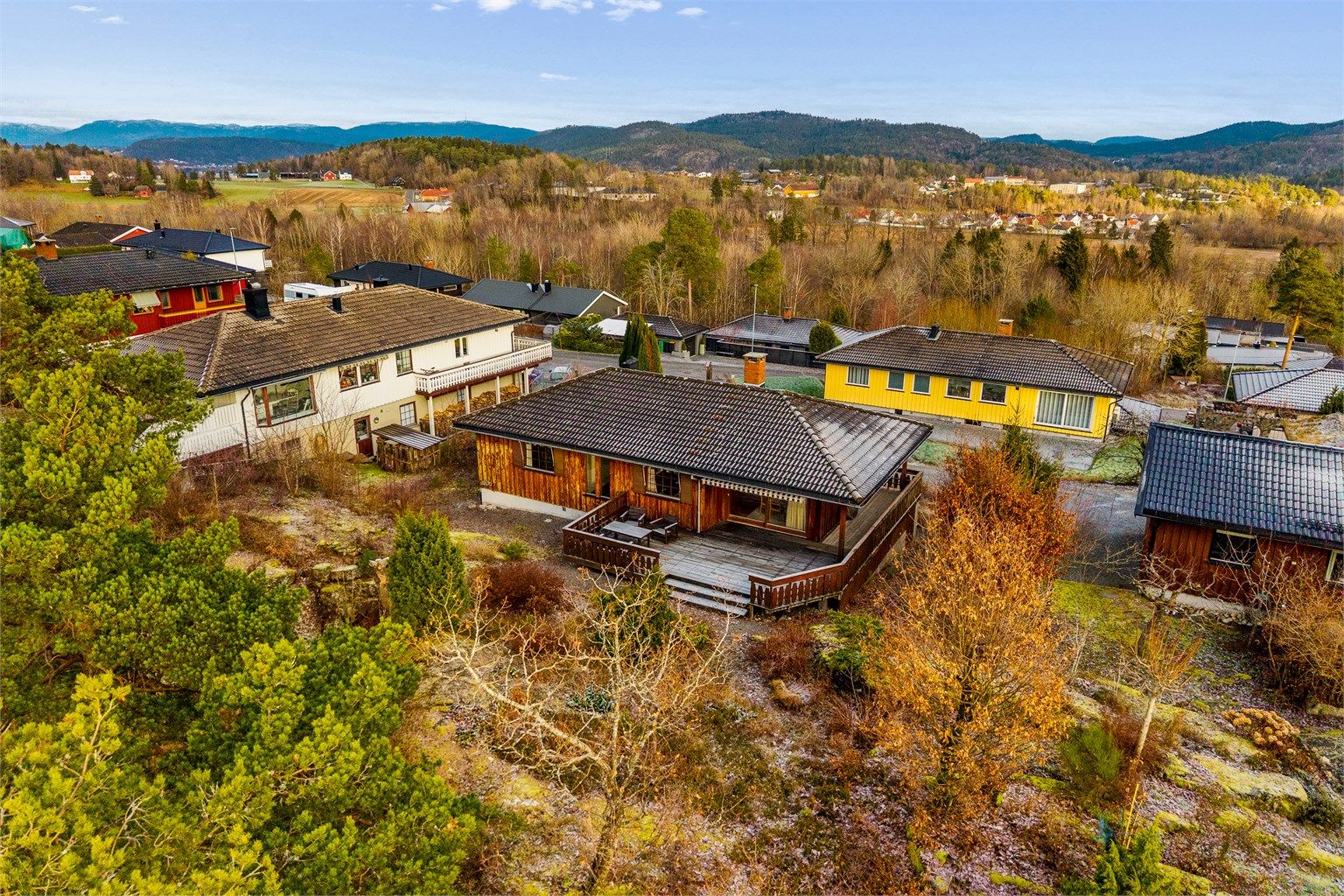 Mot vest grenser eiendommen til naturen. Terrassen ut for stua har derfor gode solforhold i tillegg til at det er usjenert der.