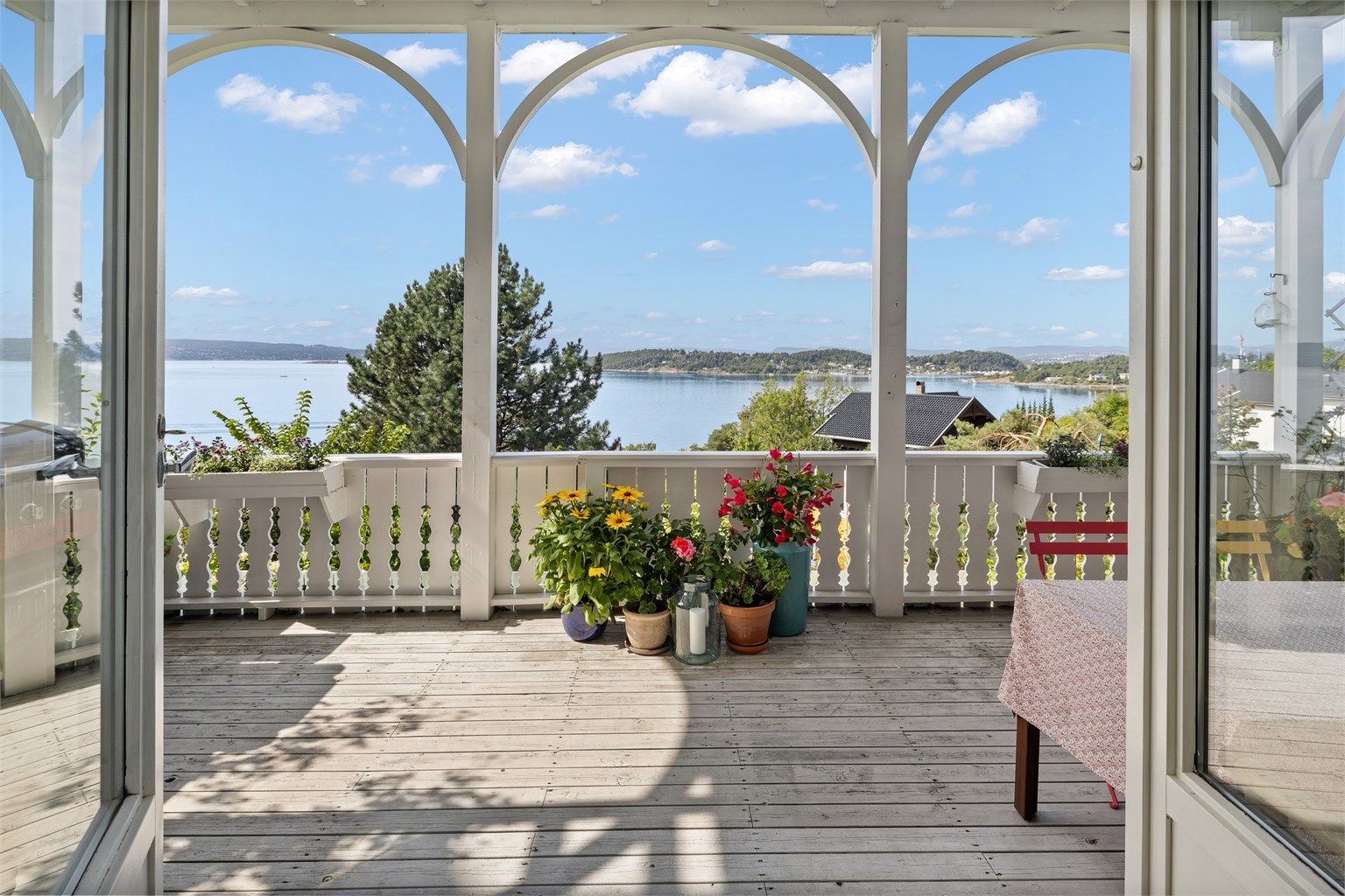 Velkommen til Mosseveien 224 - en tiltalende og romslig leilighet i klassisk sveitservilla med vidstrakt fjordutsikt.