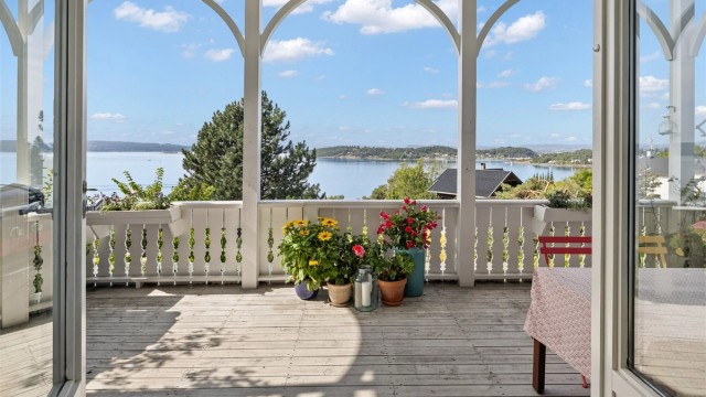 Velkommen til Mosseveien 224 - en tiltalende og romslig leilighet i klassisk sveitservilla med vidstrakt fjordutsikt.