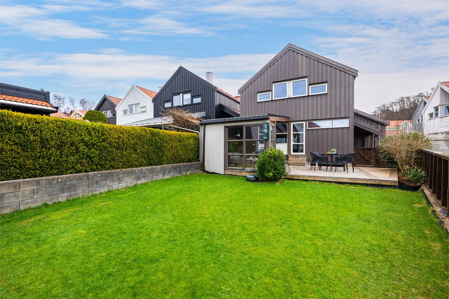 Innholdsrik enebolig med solrik hjørnetomt. 4 soverom,  eget vaskerom og 2 stuer og mulighet for 2 bad. Garasje. 