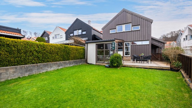 Innholdsrik enebolig med solrik hjørnetomt. 4 soverom, eget vaskerom og 2 stuer og mulighet for 2 bad. Garasje.