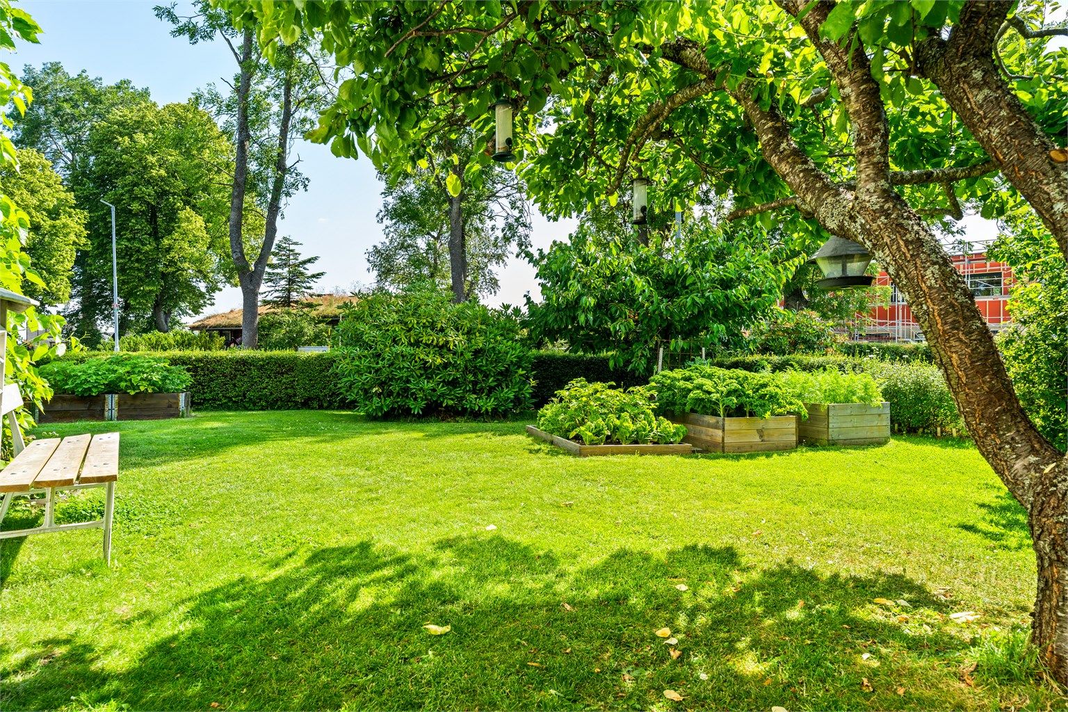 I nærområdet finner du et godt utvalg av servicetilbud. Dagligvarehandel er lett tilgjengelig med flere matbutikker - Bl.a. Coop Prix Persaunet og Rema 1000 Bromstad innen kort gange.