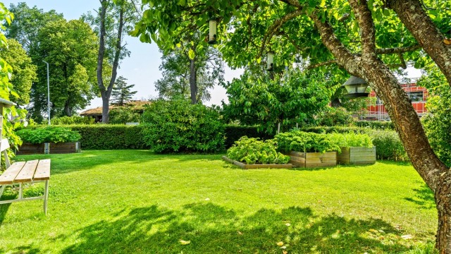 I nærområdet finner du et godt utvalg av servicetilbud. Dagligvarehandel er lett tilgjengelig med flere matbutikker - Bl.a. Coop Prix Persaunet og Rema 1000 Bromstad innen kort gange.