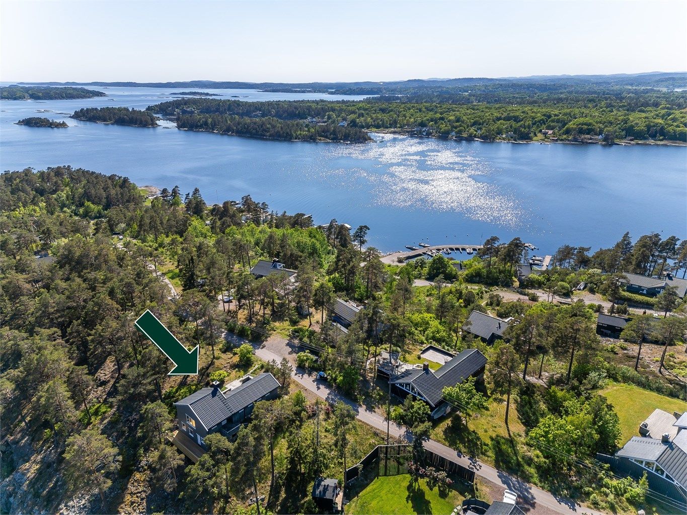 Familievennlig fritidseiendom med 1,3 mål tomt på attraktive Skautangen. Båtplass og gangavstand nydelig strand og vakker skjærgård!