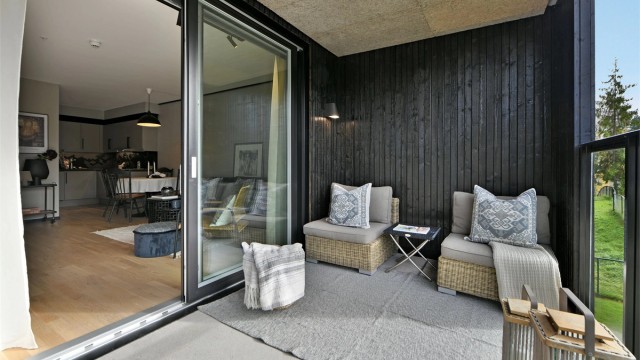 Velkommen til Trelastveien 4- pen 2-roms leilighet med stor sydvestvendt balkong og 3 felles takterrasser!