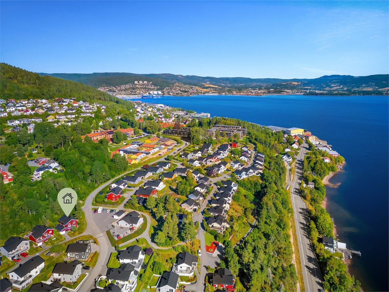 Praktisk avstand til fjorden og båthavn, med strand og bademuligheter i Sota Fjordpark og Nøstodden.