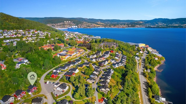 Praktisk avstand til fjorden og båthavn, med strand og bademuligheter i Sota Fjordpark og Nøstodden.