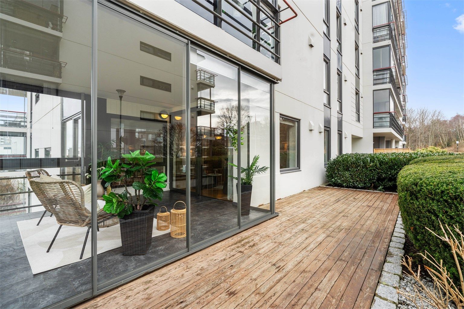 Glassfeltene kan skyves til side for å åpne opp på varme dager.