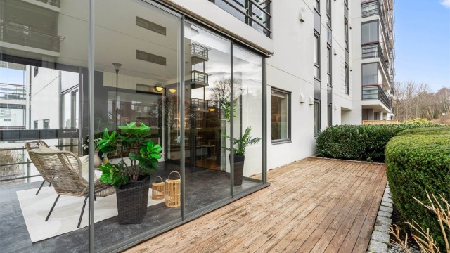 Glassfeltene kan skyves til side for å åpne opp på varme dager.