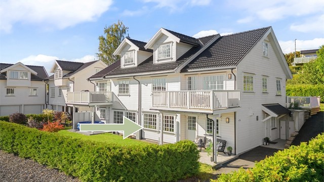 Adkomst til leilighetens eget, overbygde inngangsparti i bygningens underetasje.