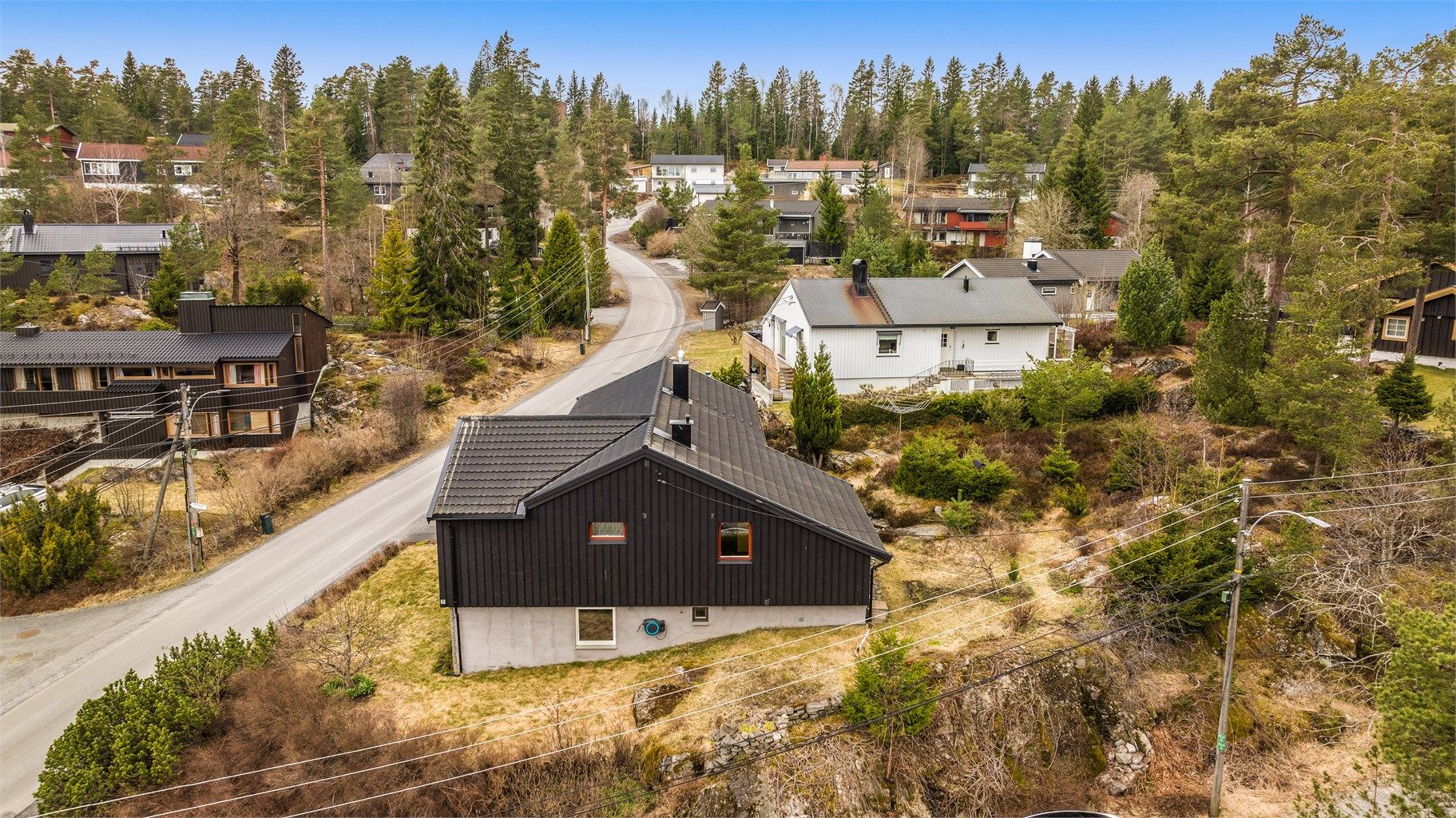 Boligen ligger i et rolig og veletablert nabolag, hovedsakelig bestående av eneboliger.