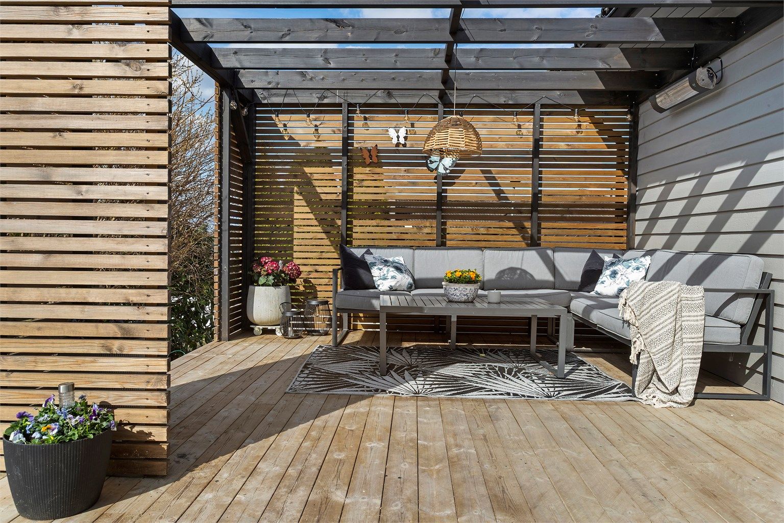 En skjermet og hyggelig uteplass med god plass til en sittegruppe.