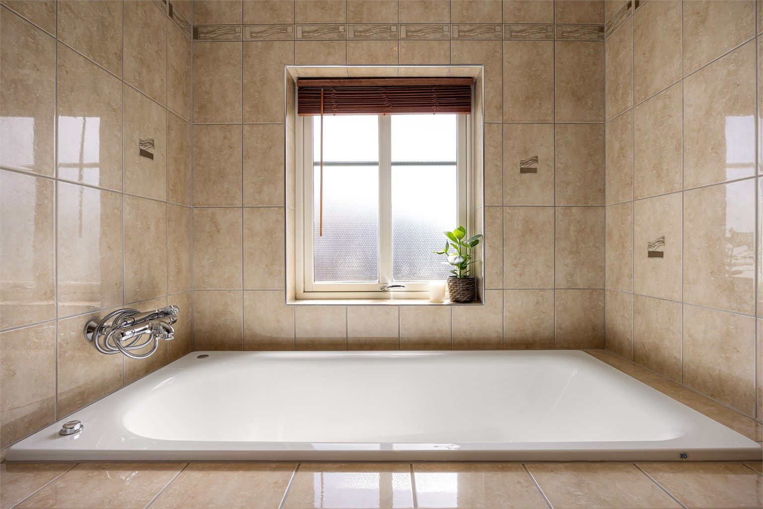 Badet er utstyrt med et innbygget badekar, perfekt for avslapning.
