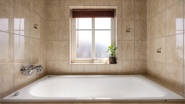 Badet er utstyrt med et innbygget badekar, perfekt for avslapning.