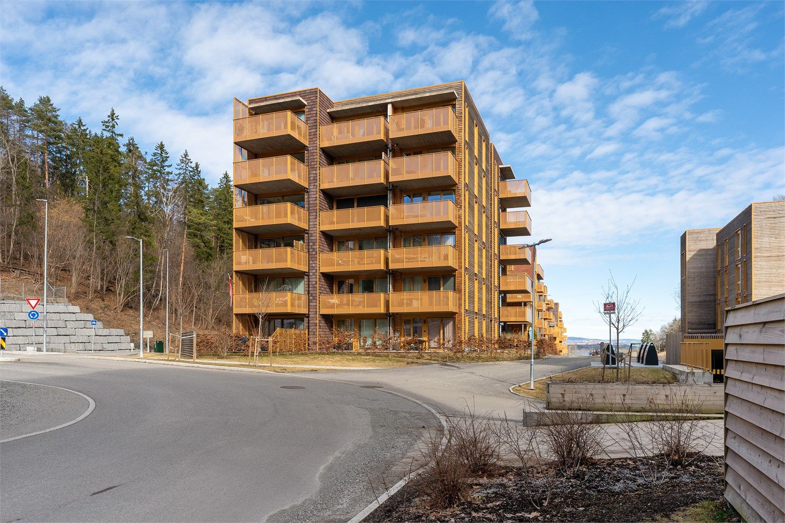 Beliggenheten er ideell for pendlere, med busstopp like ved og kun syv minutter med bil til Asker stasjon.